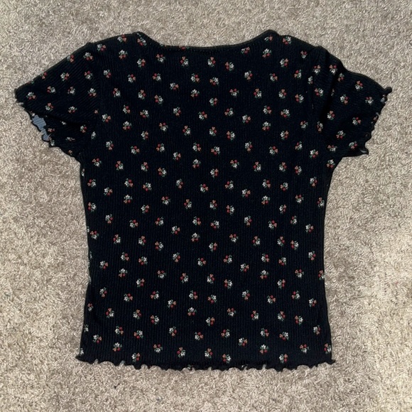 Black shirt with frilled sleeves and floral print - Picture 2 of 3